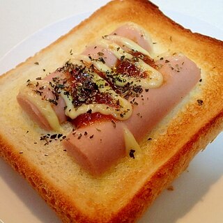 オニオン・マヨ・バジルで　魚肉ソーセージのトースト